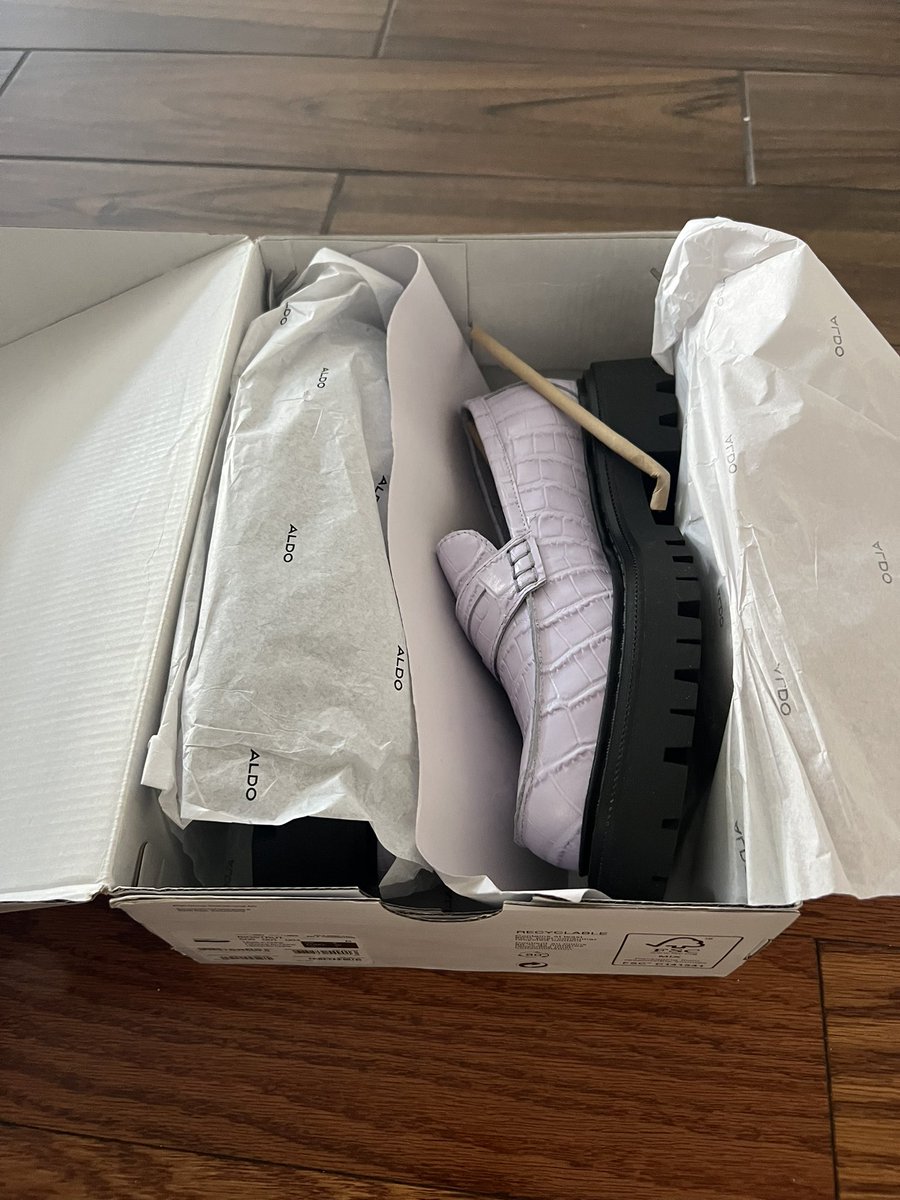 Jamimi32's tweet photo. What I ordered vs what I got 🥴😭😭 @ALDO_Shoes 

I was so excited for these shoes for my New Years outfit… 😭 https://t.co/p9FlPWlrLI
