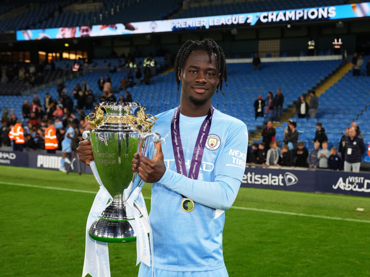 Darko Gyabi 18-years-old

Came on against Manchester City tonight to make his Premier League debut

He actually used to play for Man City at Youth Level 😅
#LEEMCI