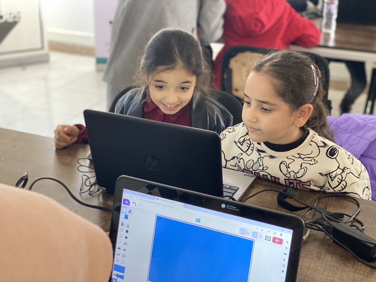 Najla_Missalati's tweet image. In the world we live in, it’s very crucial to teach kids about #ESaftey and keep reminding them how to stay safe on the internet, and the importance of being kind @freesoulxciv was great leading the session 💕 #OperationCode
@CanEmbLibya @Shecodes2018