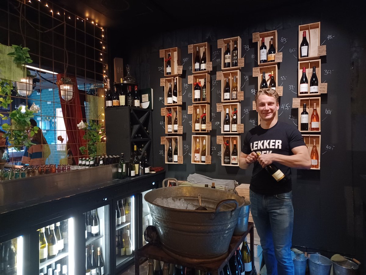 Aliwack1's tweet photo. Theatre of fish Amsterdam @richleeds64 @SeafoodWatch @MaccAlesfield @HazzerMorrell @FirstHud247 @pescatarian #pesca https://t.co/GQS8qBct5O