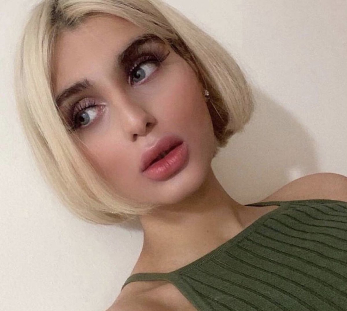Limportant_fr's tweet photo. Parmida Mahdipour a été enlevée par des responsables de la république islamique et détenue au ministère de l'information où elle a été violée quotidiennement. Elle a été condamnée à 6 ans de prison. @emilykschrader #MahsaAmini #SayHerName https://t.co/ywXkI3sblR