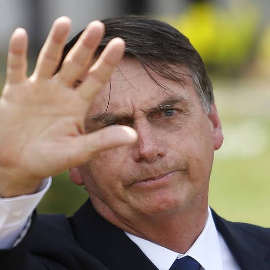 Antes de fugir do País, o Bolsonaro ainda vetou projeto de lei que previa a oferta de prótese cardíaca pelo SUS? 
Mas não é um crápula?