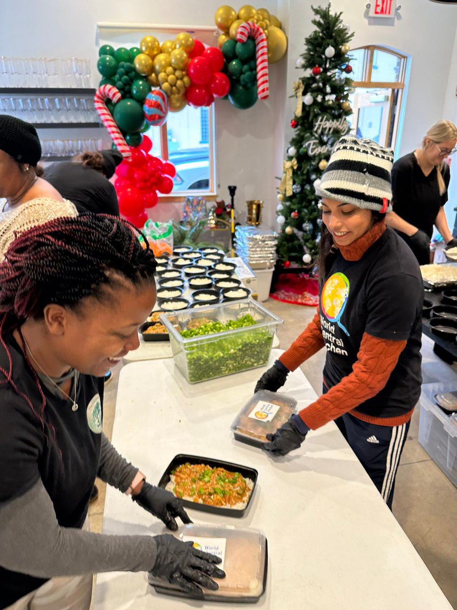 WCKitchen's tweet image. The winter storm in Buffalo has brought the city to a standstill with many vulnerable residents unable to access food. WCK is partnering with Chef Darian Bryan to prepare hundreds of meals tonight—as always, we’ll use whatever means necessary for safe delivery! #ChefsForBuffalo