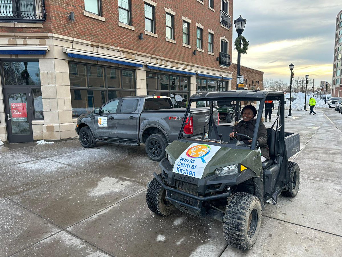 WCKitchen's tweet image. The winter storm in Buffalo has brought the city to a standstill with many vulnerable residents unable to access food. WCK is partnering with Chef Darian Bryan to prepare hundreds of meals tonight—as always, we’ll use whatever means necessary for safe delivery! #ChefsForBuffalo