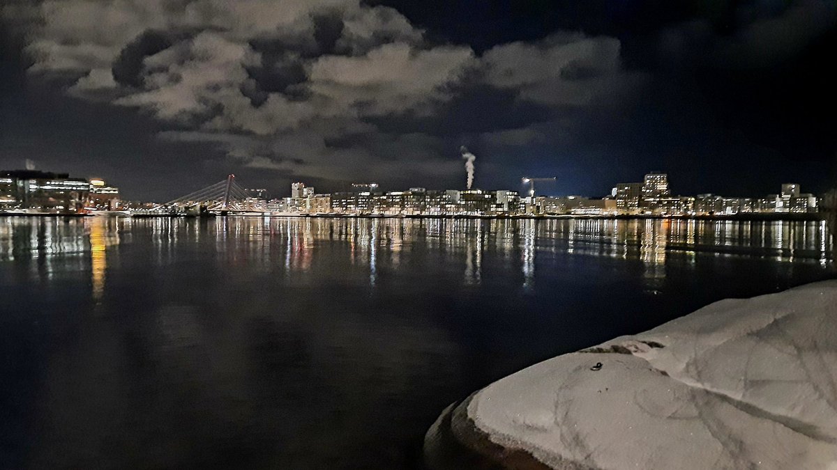 RT @KnuuttilaS: My hometown by night. #Helsinki #BalticSea https://t.co/EEztL1nsyg