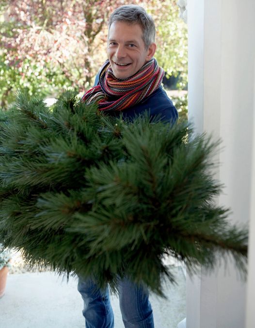 Heeft u ook een kerstboom in huis? Wat doet u met de boom na de feestdagen? Een boom met kluit kan in de volle grond. Slaat de boom aan? Dan heeft u er langer plezier van! Natuurlijk zijn er ook weer inzamelacties. Op bit.ly/3C3f1de ziet u hoe dat bij u geregeld is.