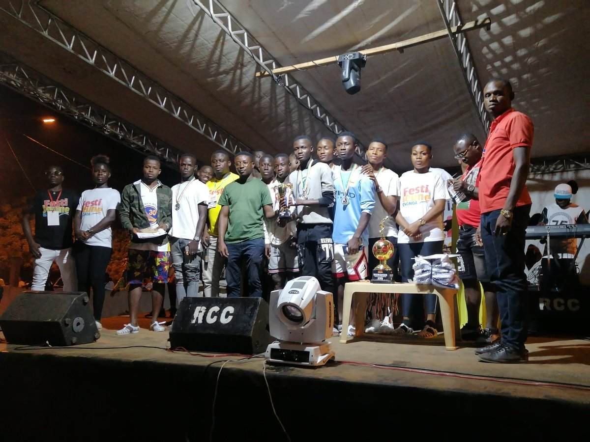 GozoEvent's tweet photo. Quelques images de la cérémonie de remise de prix aux finalistes du tournoi de la cohésion. Équipe classée 2ème Dioulabougou. 🥈⚽🇨🇮🇨🇮

#CIV225 #GozoEvent #TMGROUP #FestiJeuneGagnoa #jaimegagnoa https://t.co/sO2uLGecVS