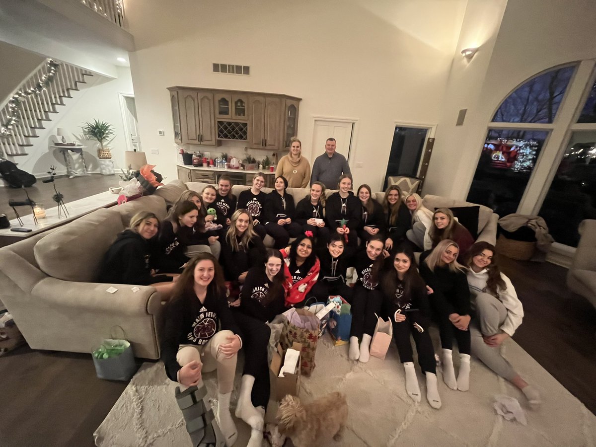 WalshJesuitWBB's tweet photo. What better way to celebrate our Varsity 68-46 win and JV a 46-28 win over the 9-1 Ellet Orangemen by having a team Christmas Party! Great job ladies! https://t.co/840HMJMrr8