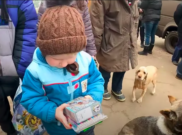 WillStLeger's tweet photo. Seeing Ukrainian soldiers handing out Christmas present to children in the city of Bakhmut, has truly broken me... 😭  #GloryToUkraine 🇺🇦 https://t.co/5E7ZKtZApP