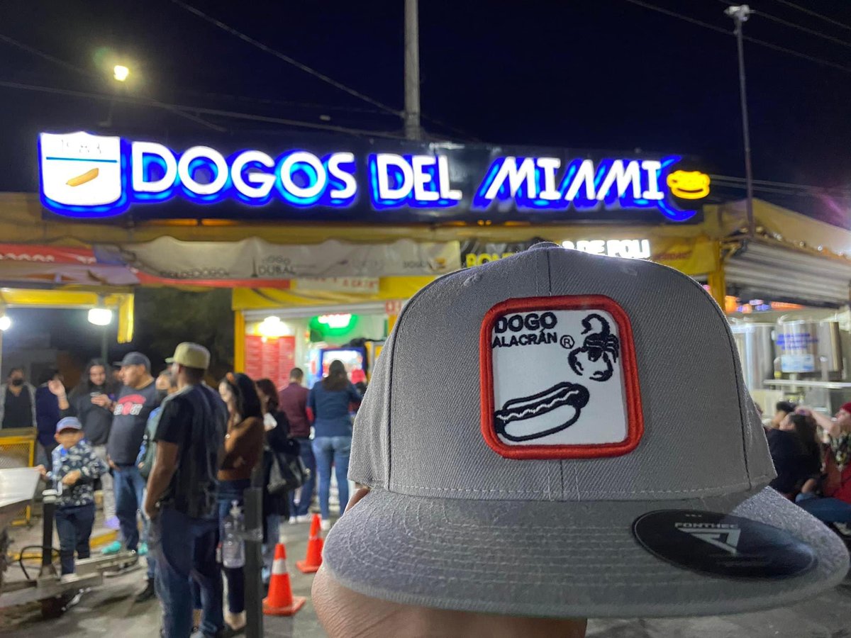 ARREDONDOTOMAS's tweet photo. Te presentamos el DOGO MÁS EXTREMO de nuestro menú:
EL DOGO ALACRAN 🦂🌭
Un dogo con doble winnie, chorizo, lechuga, tomate y mayonesa, lo más increíble es que al final va un alacrán totalmente real y comestible. 
No esperes más para ir a probar este nuevo dogo que tenemos https://t.co/nT1nkIDPCc