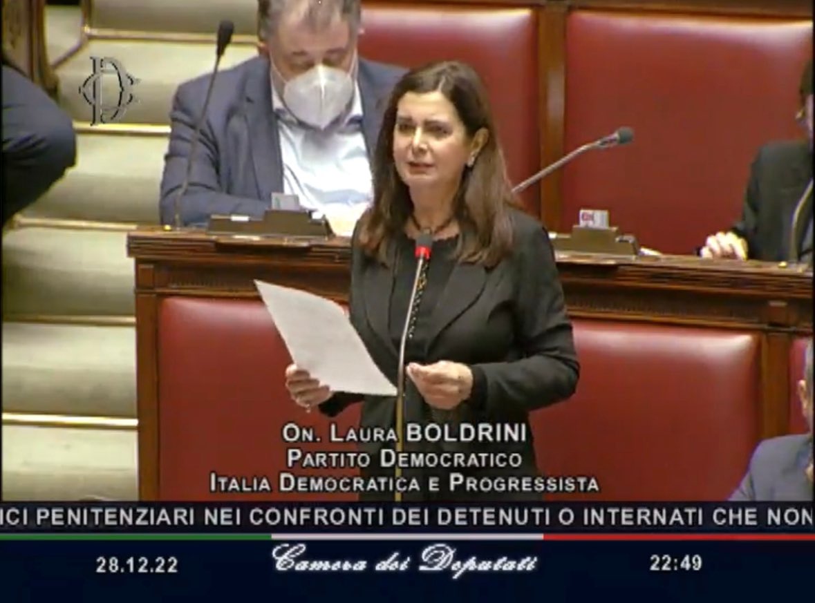 lauraboldrini's tweet photo. Mentre in #Cina i contagi per #Covid arrivano a 1 milione al giorno e in molti Paesi si pensa a correre ai ripari, che fa il governo Meloni?

Via obbligo vaccinale per il personale sanitario, reintegro dei medici no-vax sospesi.

Amnistia sanitaria. Da veri irresponsabili. https://t.co/qZF8gROxxn