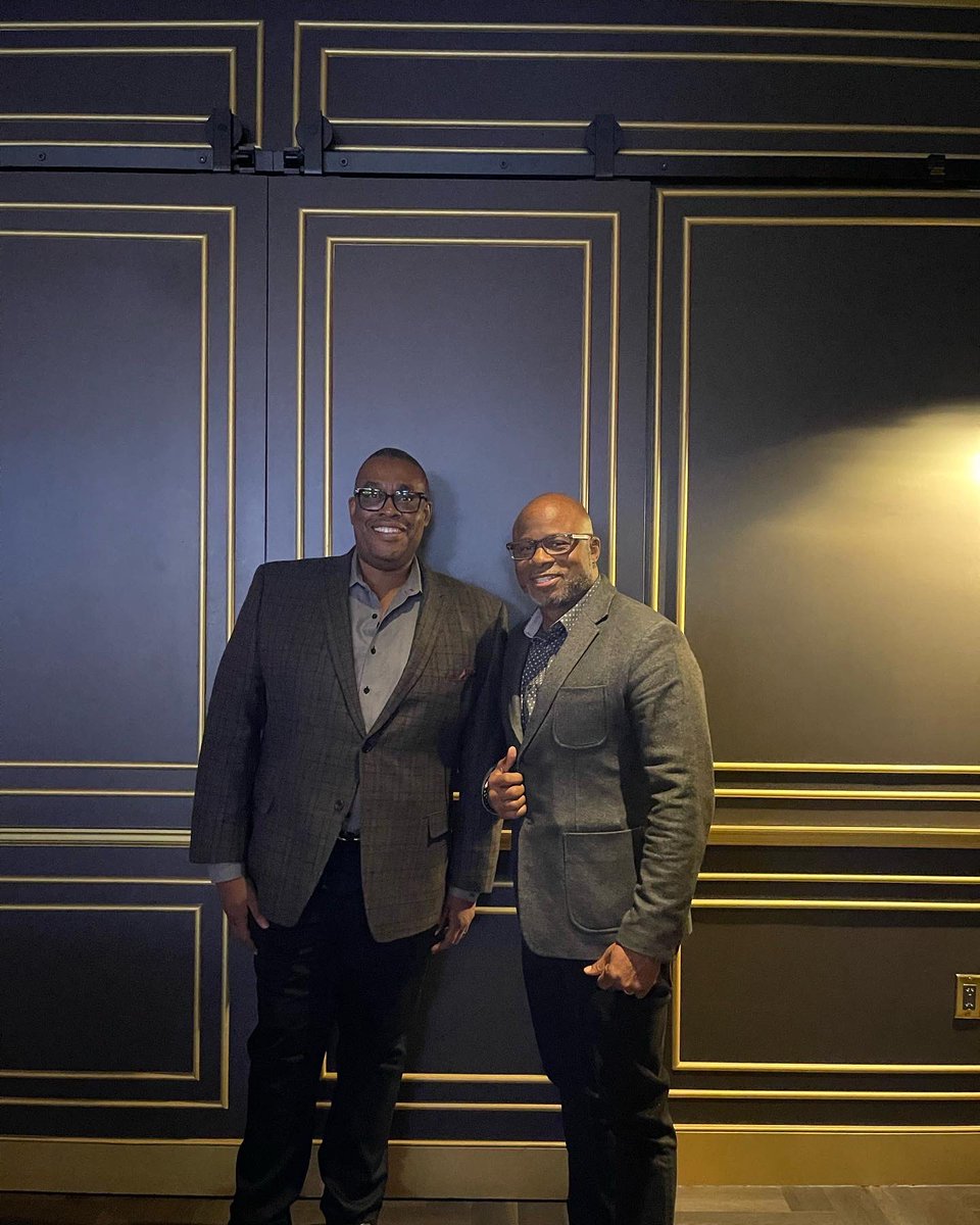 CouncilmanCrear's tweet photo. Very nice to meet my @apa1906NETwork Fraternity Brother Long Beach Councilman @theAlAustin and his lovely wife and friends. Welcome to Las Vegas and Happy New Year. #LasVegas #CedricCrear #ElectCrearForMayor #LongBeach #AlphaPhiAlpha https://t.co/yz9HoreqY1