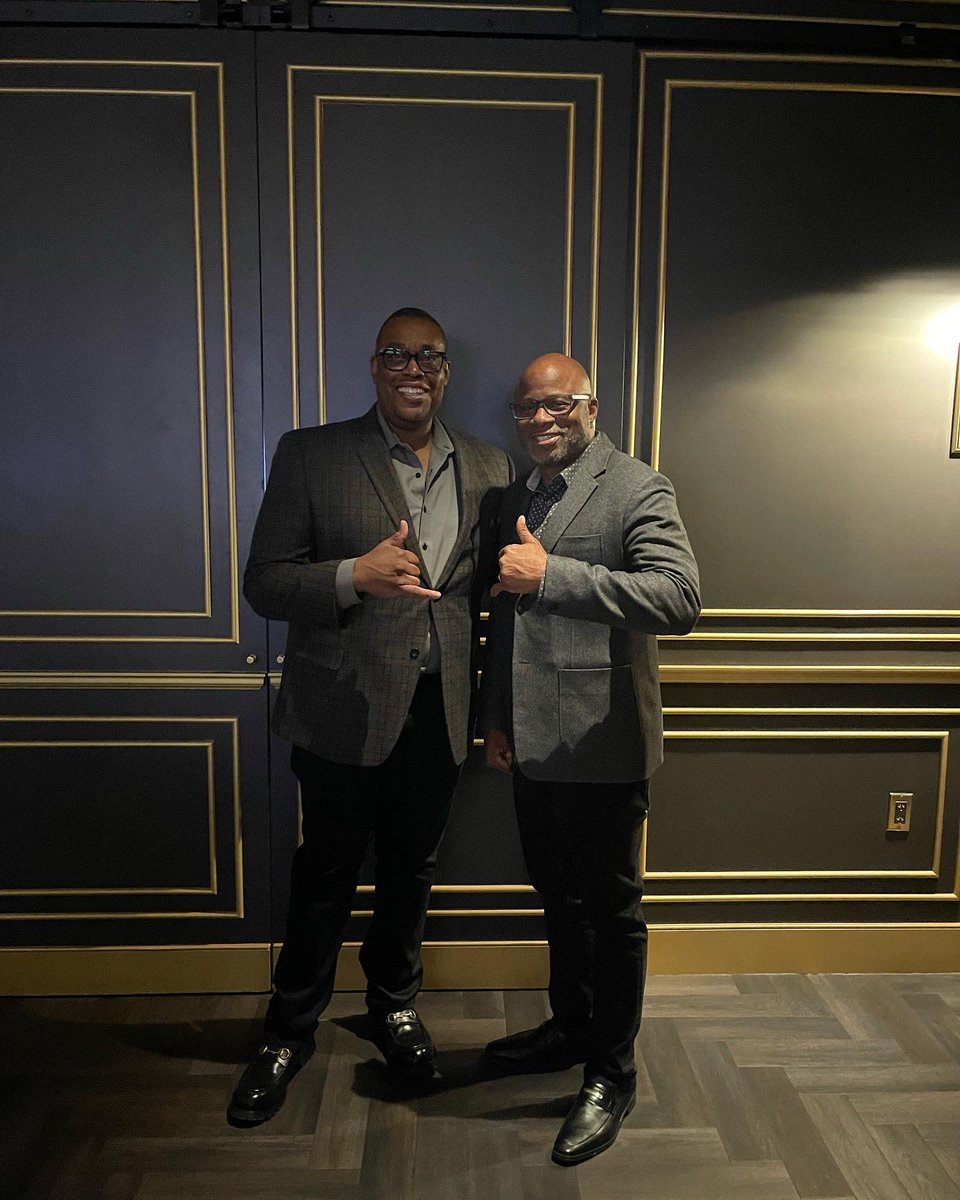CouncilmanCrear's tweet photo. Very nice to meet my @apa1906NETwork Fraternity Brother Long Beach Councilman @theAlAustin and his lovely wife and friends. Welcome to Las Vegas and Happy New Year. #LasVegas #CedricCrear #ElectCrearForMayor #LongBeach #AlphaPhiAlpha https://t.co/yz9HoreqY1