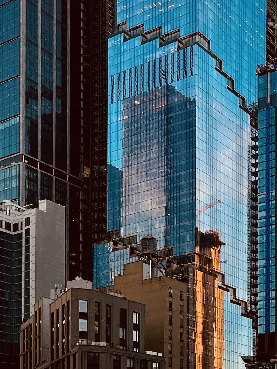 Jshatan's tweet photo. Borderlines #362: Overgrowth. #midtownsouth #midtownmanhattan #skyscrapers #skyline #architecture #newyorkstreet #instanyc #ig_newyork #ig_newyorkcity #seeyourcity #imagesofnyc #photolovers #iphone13 #shotoniphone #iphonephotography #photoaday #photoadaydec #photoadaydecember https://t.co/jw1pvdRy3w