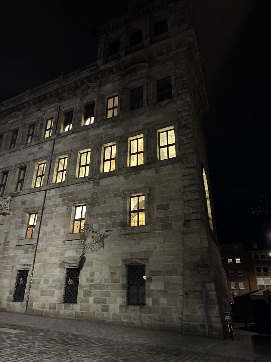 sbstnbrn's tweet photo. @nuernberg_de wie kann es sein, dass mitten in einer Energie Krise nachts um  02:35 Uhr volle Beleuchtung vorherrscht!? https://t.co/I71TtOeqXP