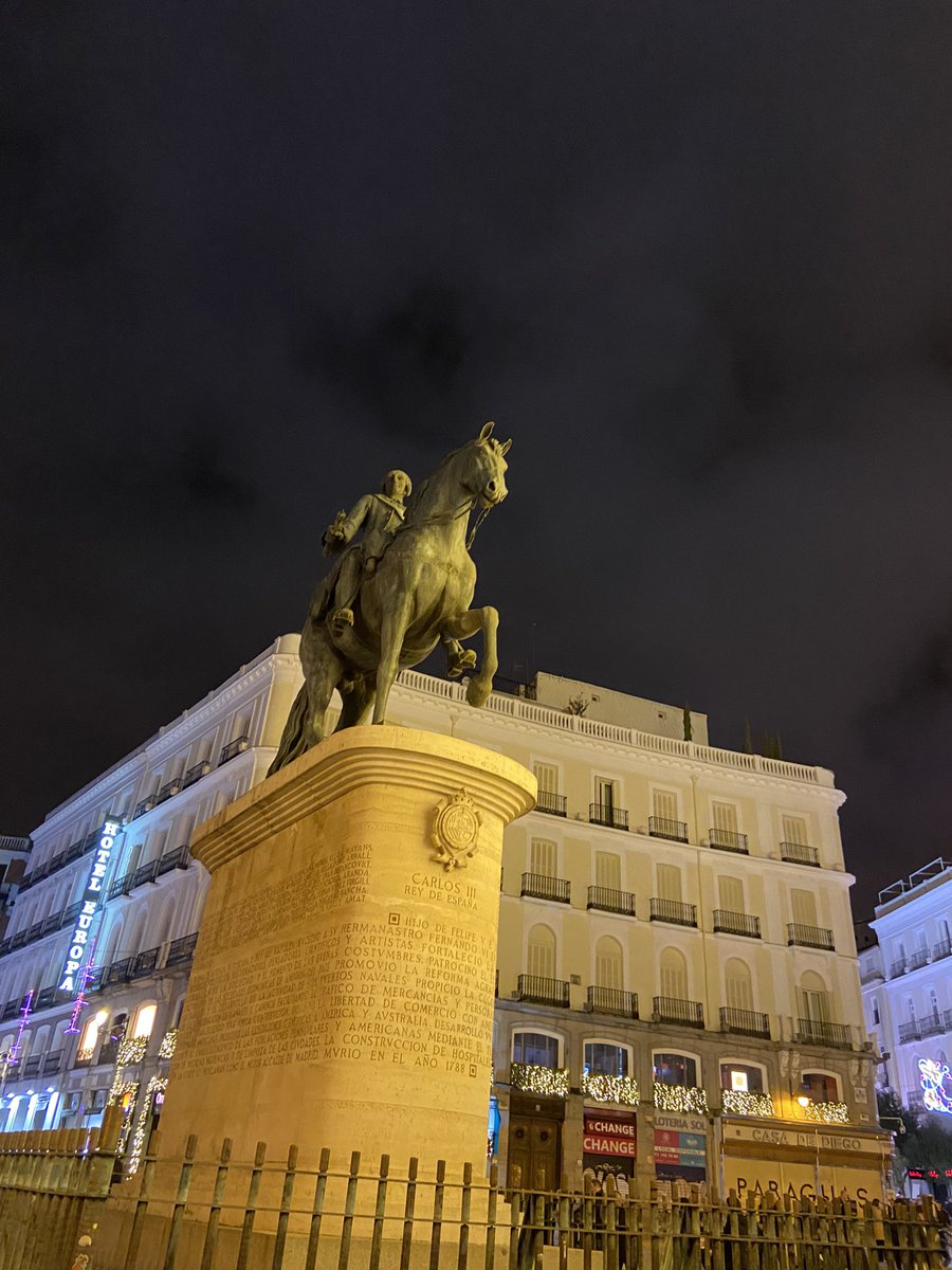 TwinkyWicky's tweet photo. Madrid Sol at Night ❤️🫶🏼 https://t.co/PNYRF2rIJK
