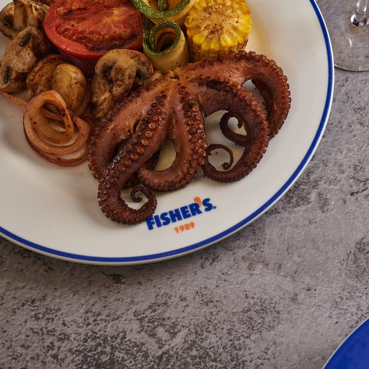 Anyone else drooling over @fishersandiego? We can't wait to grab a seat at their very first US location! 🐟