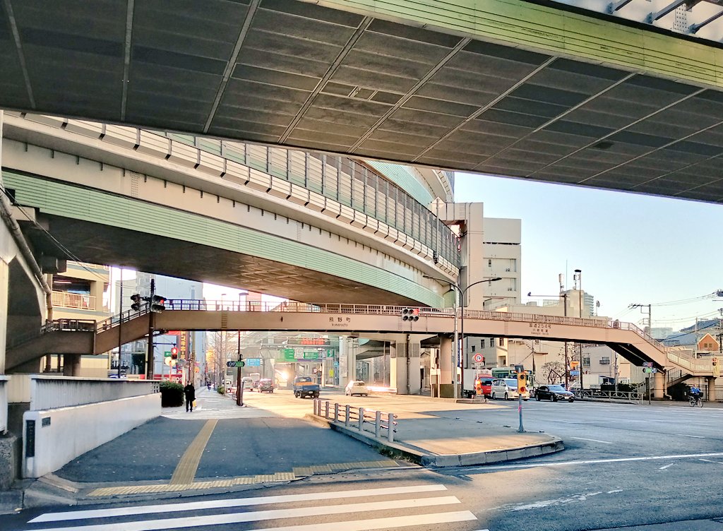 yomenardo's tweet photo. 本日は熊野町の交差点で朝の挨拶を。
今日も都心に向かう車が多い。
皆さんお気をつけて！
#板橋区
#熊野町交差点 https://t.co/rD1MwkZlyB
