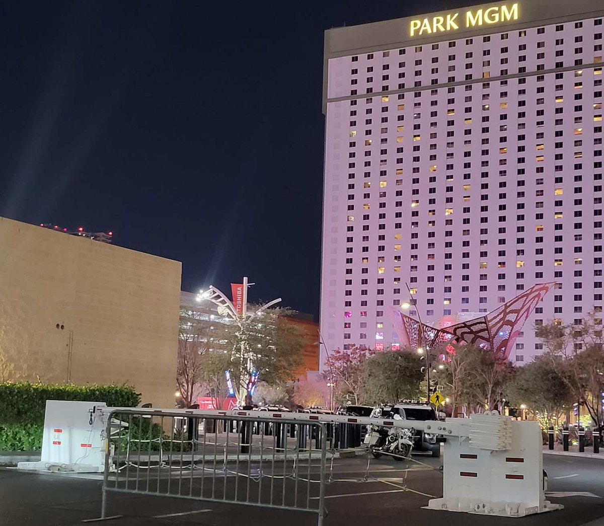 meridianbarrier's tweet photo. Our very popular Archer Beam Gates are often quietly used behind the scenes to add safety and control traffic at large events, like this one at @TMobileArena for the Rod Wave concert recently. #eventsafety #eventprotection #vehiclebarriers https://t.co/9aLu626HaM