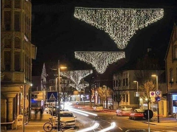 Je ne sais pas c&rsquo;est qui &eacute;tait en charge pour les lumi&egrave;res mais c&rsquo;est assez unique comme concept🤣 #lumieres<a href="/tag/noel"class="tags"><span>#noel</span></a><a href="/tag/decoration"class="tags"><span>#decoration</span></a><a href="/tag/lumiere"class="tags"><span>#lumiere</span></a><a href="/tag/lumieres"class="tags"><span>#lumieres</span></a>
