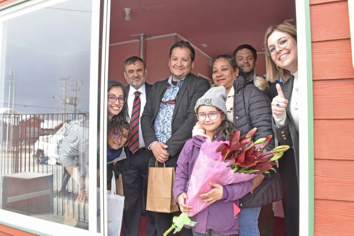 Delegación Presidencial Regional de Magallanes (@dprmagallanes) on Twitter photo Momento inolvidable...
Un privilegio y una alegría contagiosa el acompañar a las familias que hoy recibieron las llaves de su hogar en Lomas de Baquedano III en la hermosa ciudad de #Porvenir.🏡
¡Felicitaciones a todos y todas! 🔆❤️
<a href="/luzbermudezsan/">Luz Bermúdez Sandoval</a> <a href="/kfierrobrstilo/">Karim Fierro B 🫰🏻</a> Momento inolvidable...
Un privilegio y una alegría contagiosa el acompañar a las familias que hoy recibieron las llaves de su hogar en Lomas de Baquedano III en la hermosa ciudad de #Porvenir.🏡
¡Felicitaciones a todos y todas! 🔆❤️
<a href="/luzbermudezsan/">Luz Bermúdez Sandoval</a> <a href="/kfierrobrstilo/">Karim Fierro B 🫰🏻</a>