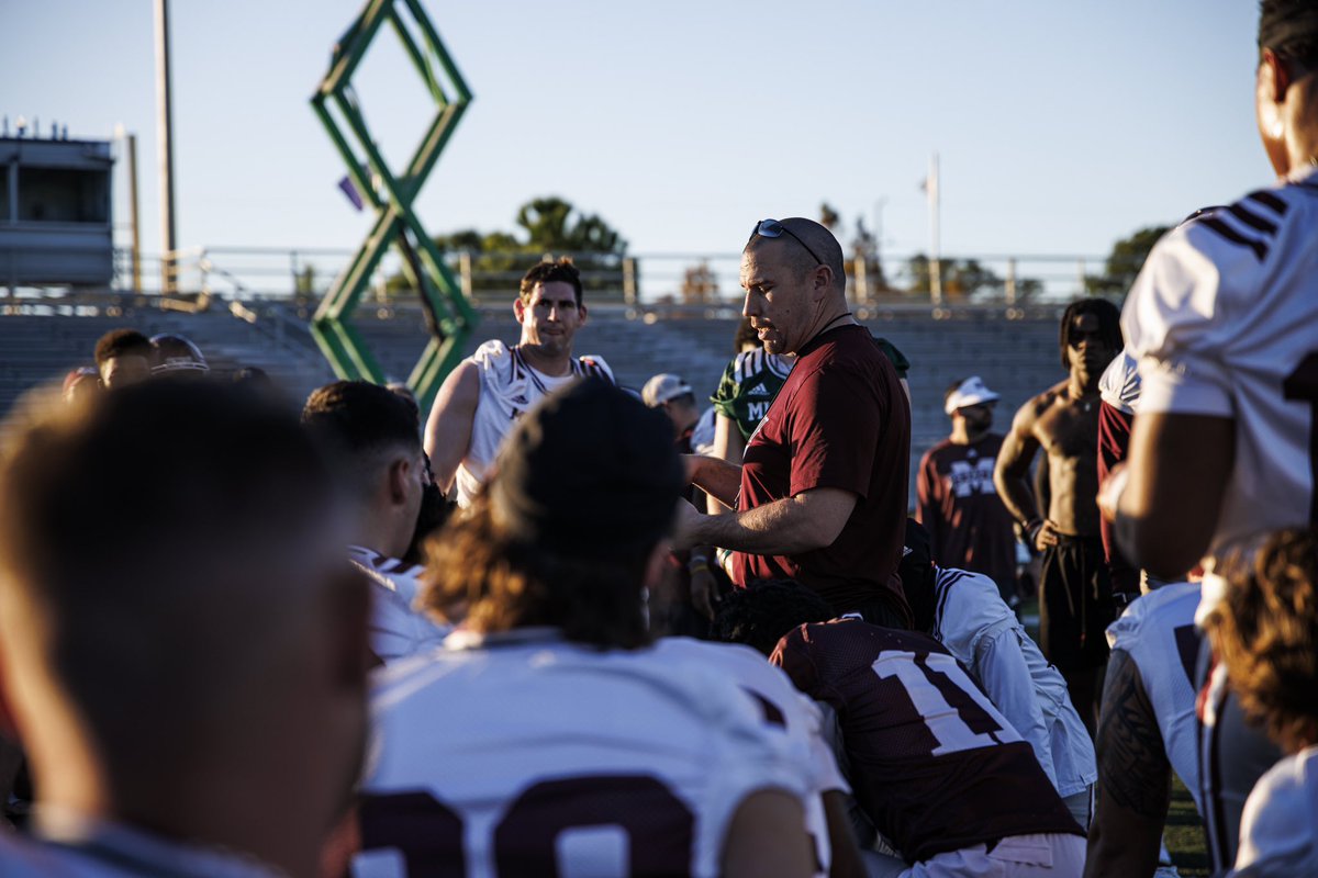 HailStateFB's tweet photo. Practice ☝️ in Tampa ✅

#HailState🏴‍☠️ x #FootballinParadise https://t.co/zsQRR1XjAg