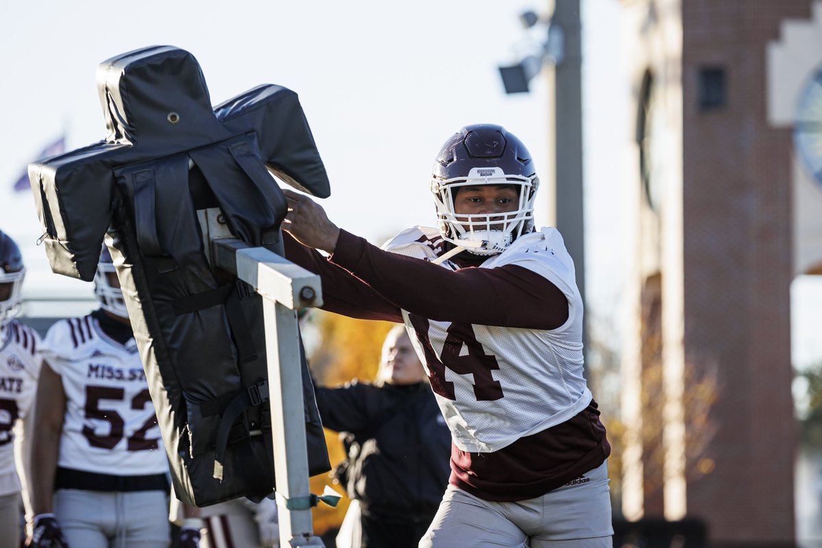 HailStateFB's tweet photo. Practice ☝️ in Tampa ✅

#HailState🏴‍☠️ x #FootballinParadise https://t.co/zsQRR1XjAg