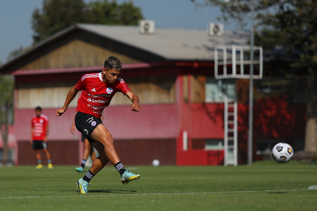 ⚽️🎯 <a href="/jCruzcastro10/">Joan Cruz Castro</a> y el trabajo de remate en el entrenamiento de miércoles de #LaRojaSub20 🇨🇱

💪 Afinando detalles para el #SudamericanoSub20 - Colombia 2023 🇨🇴🏆

#VamosLaRojaSub20 #VamosChile