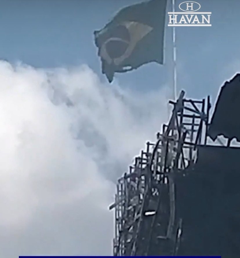 Em incêndio na Havan a bandeira do Brasil ficou intacta. Chamuscada mas inteira, resistiu tremulando como quem quer nos dizer algo. É milagre que chama ?