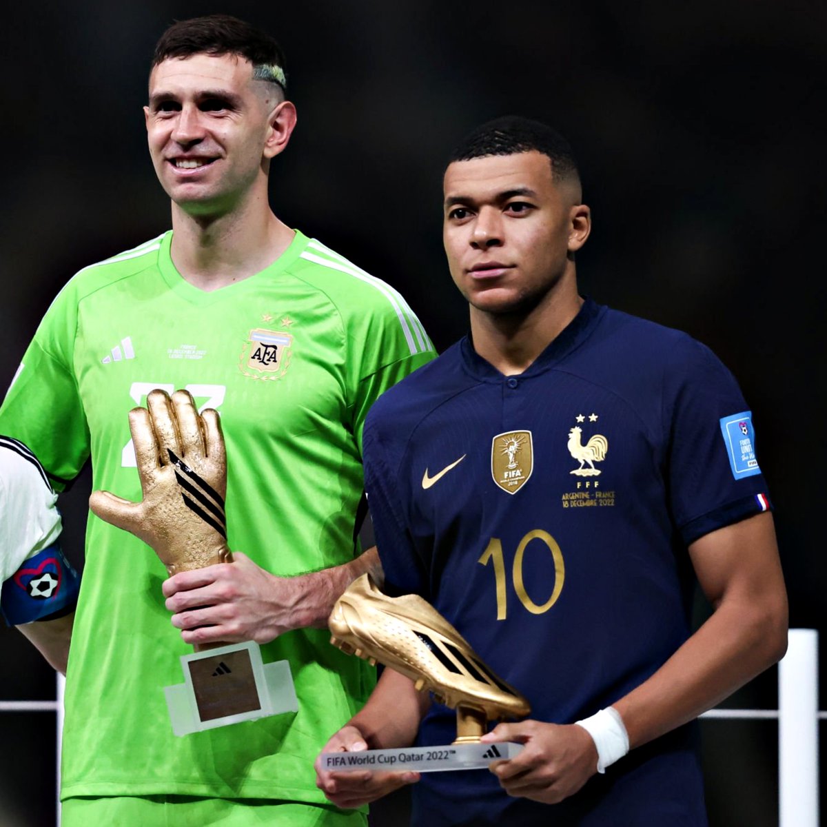 B24PT's tweet photo. Mbappé sobre os festejos exagerados de Emi Martínez:

“Celebrações não são problema meu. Não gasto energia com coisas tão fúteis. O mais importante para mim é dar o meu melhor pelo meu clube.” https://t.co/2xHRbxq0RE