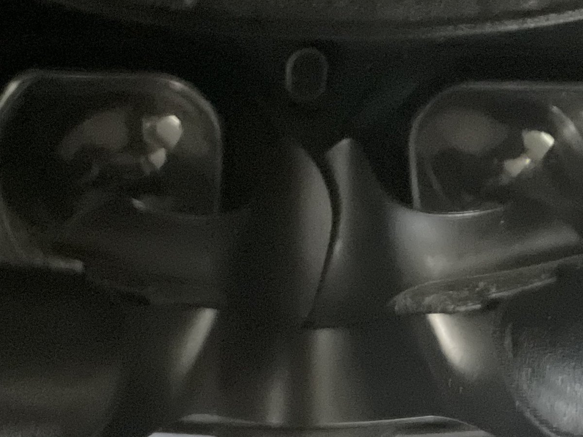 ashley9999vr's tweet image. うーむ、、
vive pro2のペラペラしたノーズレストなんですが、
左右下部の接着が剥がれてしまって真ん中だけ辛うじて着いてる状態に
なっちゃいました。
ベロベロして邪魔なんですけど、皆さんどうしてますか？
これ、外せるのかなぁ。。
#htcvive #vivepro #htcvivepro #htcvivepro2