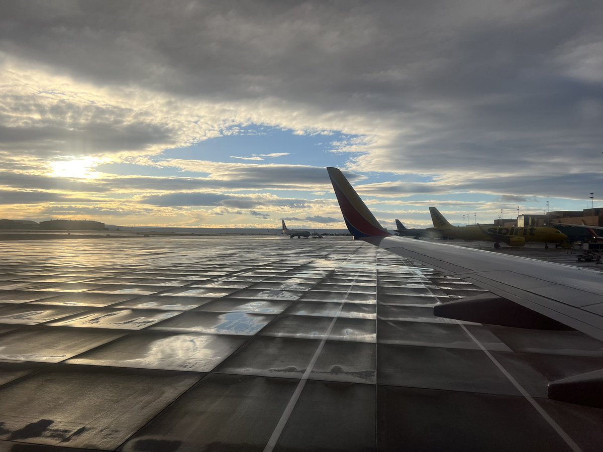 leepowellTV's tweet photo. And we’re off to @BWI_Airport. About 11 min behind schedule. It’s 3h 15 min tonight across a chunk of the country at 39,000 feet … 5/ https://t.co/iAz8CBhkV1