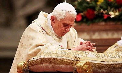 CMissionis's tweet photo. El Papa Francisco ha pedido hoy a toda la Iglesia que recemos por el Papa Emérito Benedicto XVI, tiene 95 años, está muy débil.
Pedimos una oración por este "humilde servidor de la viña del Señor"(como se llamó él a sí mismo). https://t.co/JAsZmp3cUn