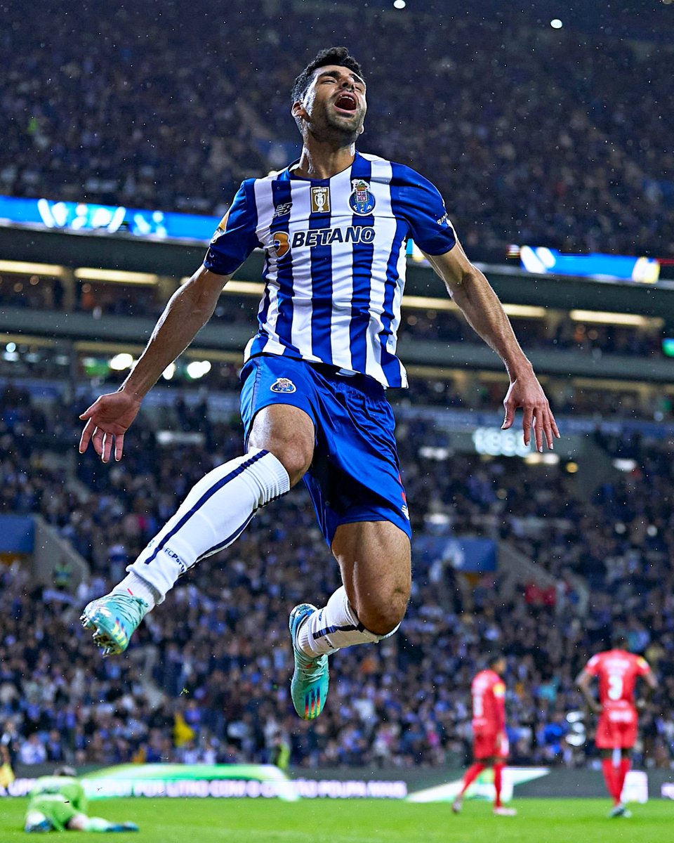 B24PT's tweet photo. Taremi teve um 2022 de sonho ao serviço do Porto:

▫️ Campeão nacional, vencedor da Taça e da Supertaça 
▫️ 50 G/A: 34 golos e 16 assistências
▫️ 5.º melhor marcador na Europa
▫️ Marcou em todas as competições que disputou

👑🇮🇷 https://t.co/rkljIACg0o