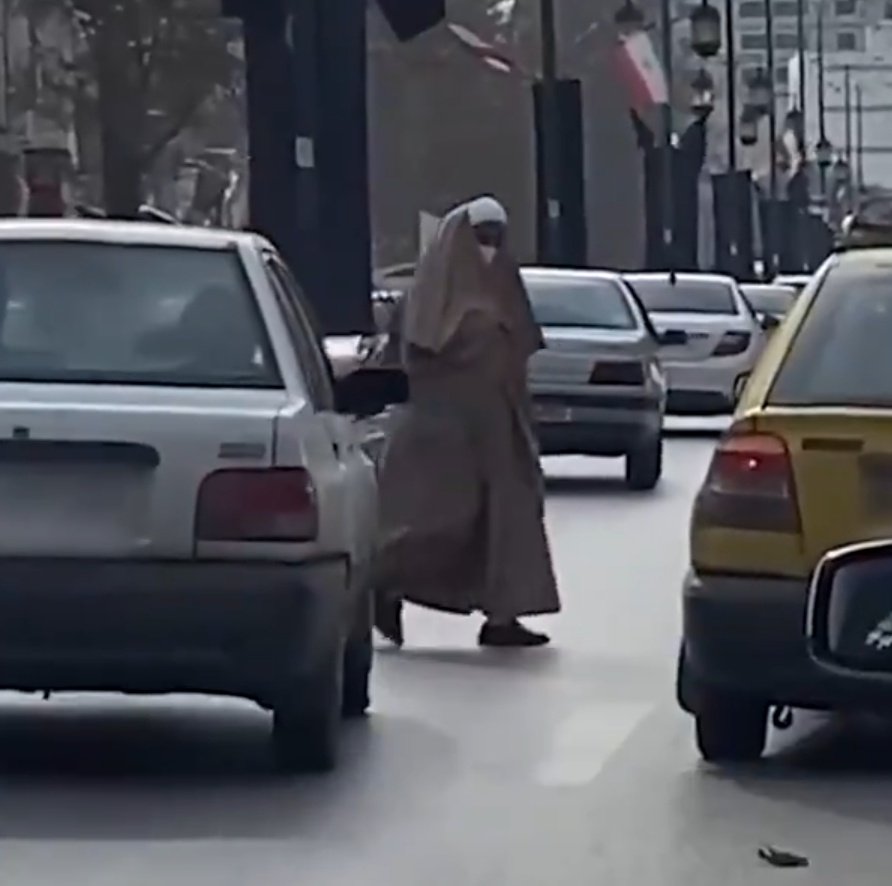 Arahabaki_13's tweet photo. در پی افزایش حرکت اعتراضی عمامه‌پرانی
از سوی شهروندان، یک آخوند در همدان برای جلوگیری از این حرکت، عبای خود را بر روی سر و عمامه‌اش کشیده است.

منبع: ایران اینترنشنال
#مهسا_امینی
#OpIran 
خوشحالم که نمی‌تونن با آرامش تو خیابونا راه برن :) https://t.co/FhFNFfpiqT