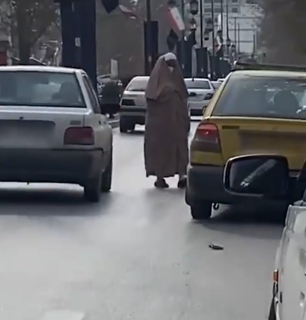 Arahabaki_13's tweet photo. در پی افزایش حرکت اعتراضی عمامه‌پرانی
از سوی شهروندان، یک آخوند در همدان برای جلوگیری از این حرکت، عبای خود را بر روی سر و عمامه‌اش کشیده است.

منبع: ایران اینترنشنال
#مهسا_امینی
#OpIran 
خوشحالم که نمی‌تونن با آرامش تو خیابونا راه برن :) https://t.co/FhFNFfpiqT