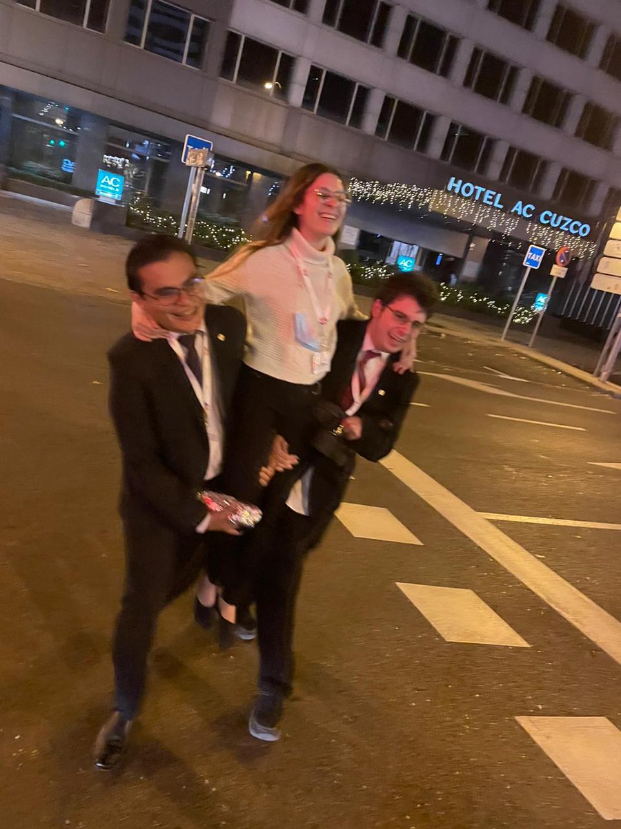 ¡Día 1 de WUDC y ya vivimos muchas aventuras!
Golpes (literales) en la cabeza, zapatos rotos, estar perdidxs en un colegio, prender una alarma intentando salir y buscar la forma de ayudar a que Jess no se congele los pies. Estamos muy felices de representar a la U en este evento!