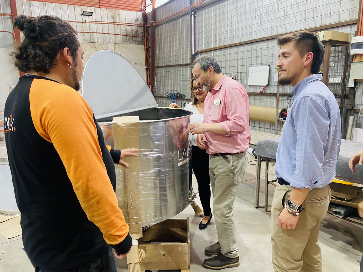 #SantaCruz Gobernador de #OHiggins <a href="/PabloSilvaAmaya/">Gobernador Regional Pablo Silva Amaya</a> junto a director <a href="/CorfoOHiggins/">Corfo O'Higgins</a> <a href="/osc_avila/">Óscar Ávila Méndez.</a> se reunieron con Paulina Mella de #Lainox empresa que fabrica herramientas y maquinaria apícola, acero inoxidable y centrífugas motorizadas. Ejemplo de esfuerzo y perseverancia 💪