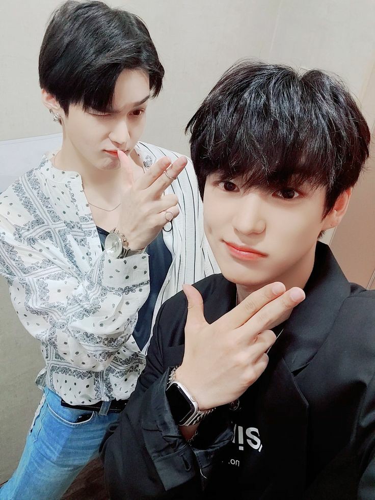 dise_leee's tweet photo. victon sns!au
до нового года всего ничего, и хо чан решает — всё! достало! пора! (сыншик просто устал смотреть на чужие страдания, поэтому и решает, что всё достало и всё пора, а чан не может протестовать)
#victon #heochan #limsejun #sechan #chanjun #sejun #chan https://t.co/dnvzONTx5A