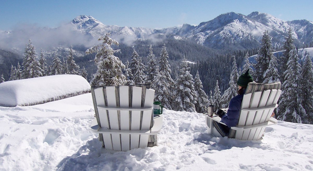 ❄Winter views at Bear Basin Butte❄
Located near Gasquet, Ca. Did you know you can rent this place out for the night during the summer? Would you visit? 
#pacificnorthwest  #SixRiversNationalForest #WinterViews