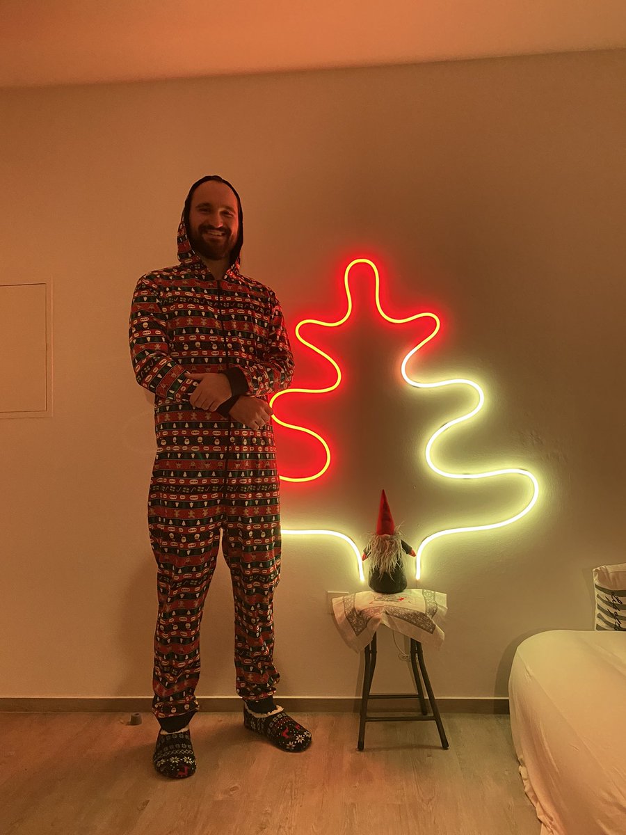 bronzebearded's tweet photo. Christmas with #Johnny 🎄LEDtree https://t.co/Eiq6p4EbEj