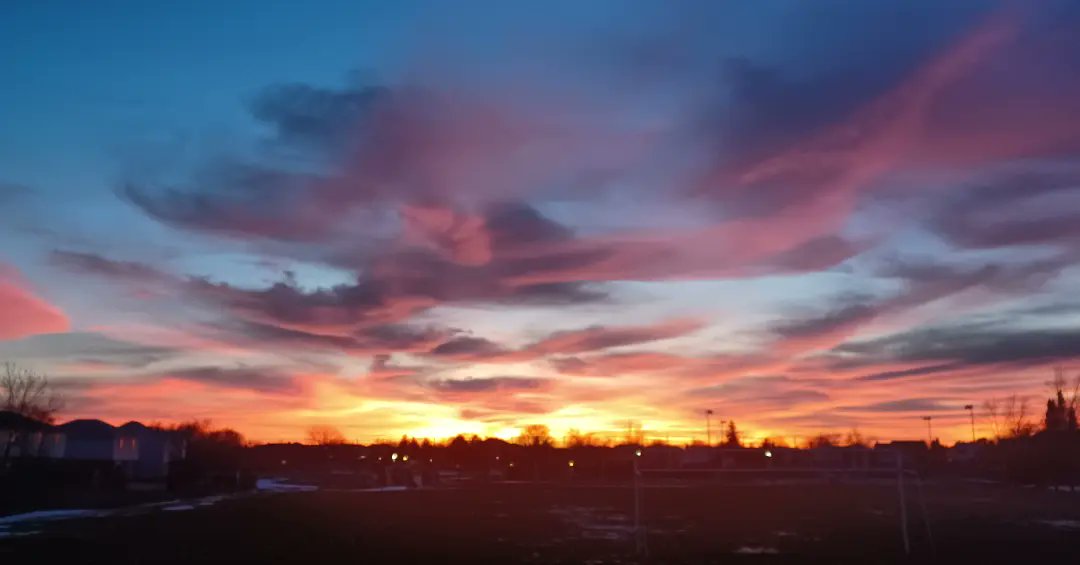 JobGJoe's tweet image. Almost froze to death walking through this park last week...snow's melting now. Feels like Spring! Go figure. #winter #sunset