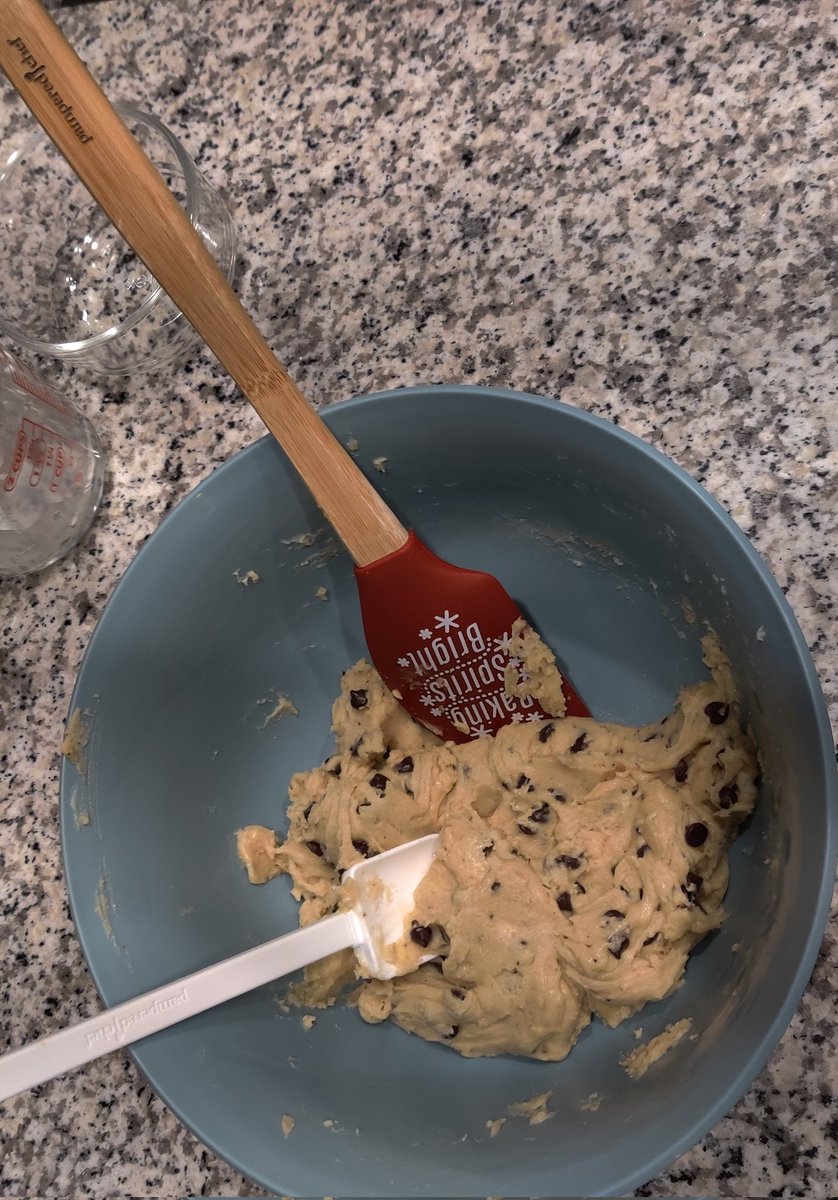 LadyGummiKM's tweet photo. Making chocolate chip cookies using @pamperedchef 2qt mixing bowl, and scrapers. #howipamperedchef #pamperedchef #pamperedchefconsultant #LinkInBio #shopnow #SupportSmallBusinesses https://t.co/EgVq4JUihR