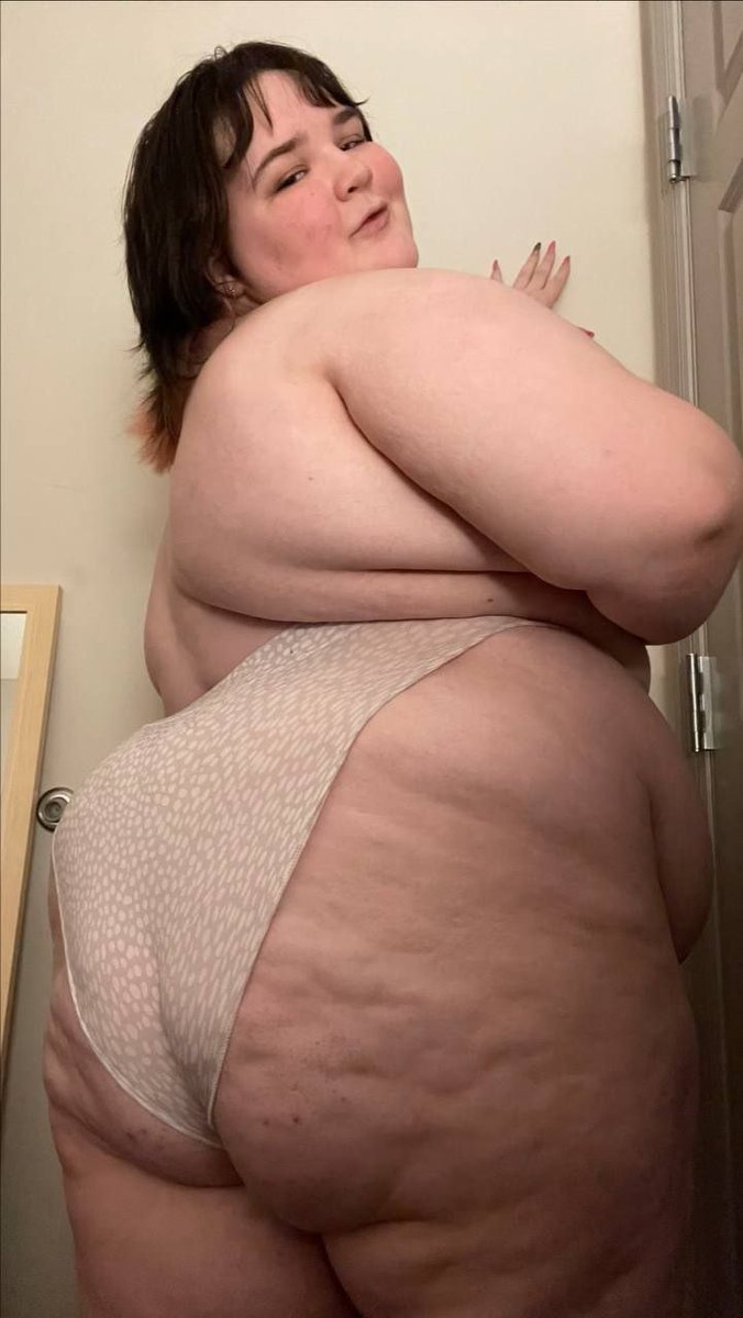 curvyscarlette's tweet photo. @misspizzaslut has the fattest ass 🥺 https://t.co/LkmK5jMGOy