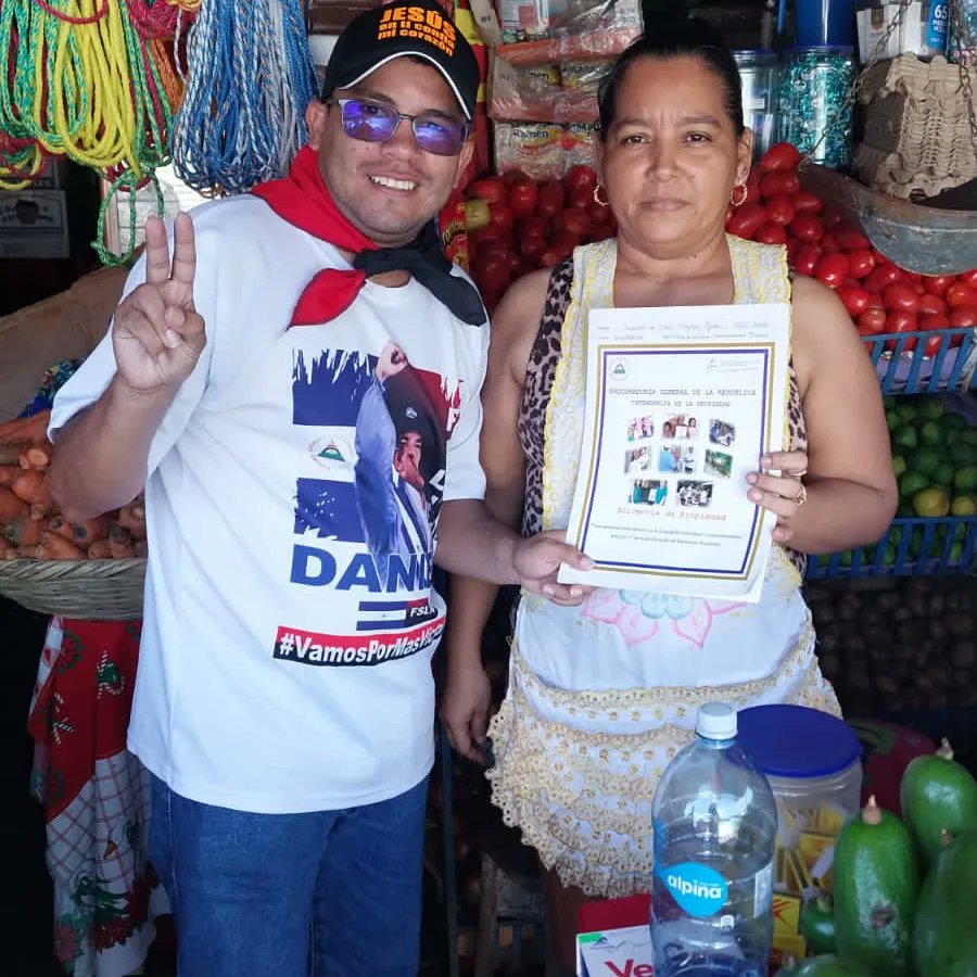 bonanza_red's tweet photo. PGR y promotoria solidaria de Juventud Sandinista 19 de julio realizaron entrega de solvencias de propiedad, como parte de la restitución de Derecho que el comandante Daniel y la compañera Rosario están realizando en navidad de alegría familiar. https://t.co/o8Q4Dw3IwH
