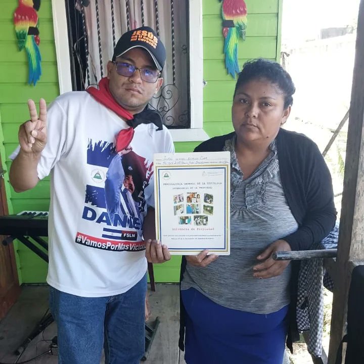 bonanza_red's tweet photo. PGR y promotoria solidaria de Juventud Sandinista 19 de julio realizaron entrega de solvencias de propiedad, como parte de la restitución de Derecho que el comandante Daniel y la compañera Rosario están realizando en navidad de alegría familiar. https://t.co/o8Q4Dw3IwH
