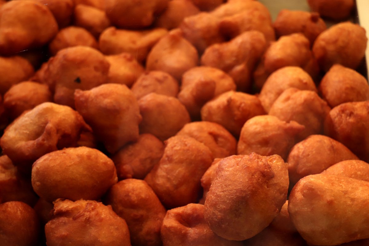 Lekker, zelfgebakken oliebollen! Maar waar laat u het frituurvet? Tip: giet het afgekoeld in een plastic fles. Deze levert u gratis in op bijv. het Recycleplein. Wist u dat er biobrandstof van wordt gemaakt? Info en inzamelpunten: frituurvetrecyclehet.nl Fijne jaarwisseling!