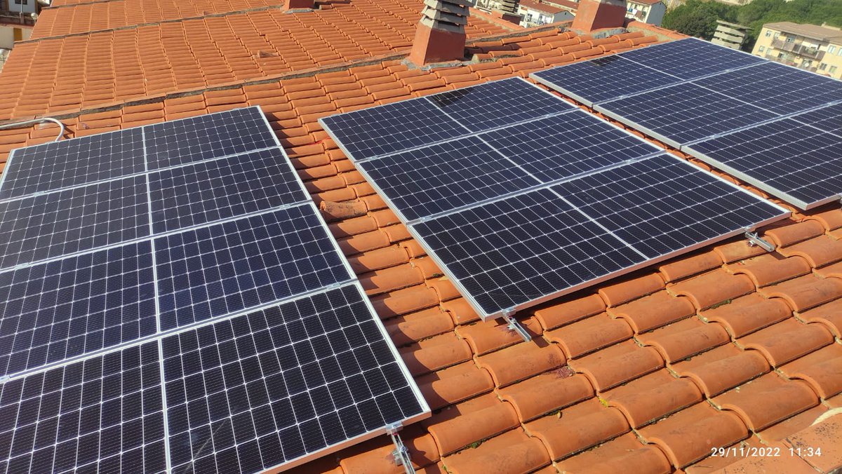 MaycaSL's tweet photo. Seguimos con nuevas instalaciones de #autoconsumo en viviendas.Clientes ahorrando en sus facturas y amortizando inversión.Te hacemos estudio y presupuesto sin compromiso.Mail:maycasl@maycasl.com .Tfn:927420587 #PlacasSolares #EficienciaEnergética #Plasencia #Trujillo #Extremadura https://t.co/HXFOWT7R1K