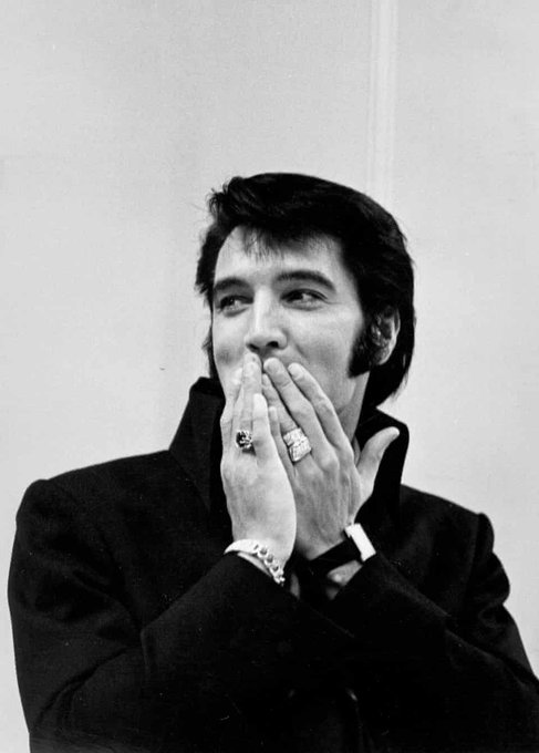 crockpics's tweet photo. Elvis Presley, 1970. Photo from Michael Ochs. https://t.co/aFMHbukA1Q