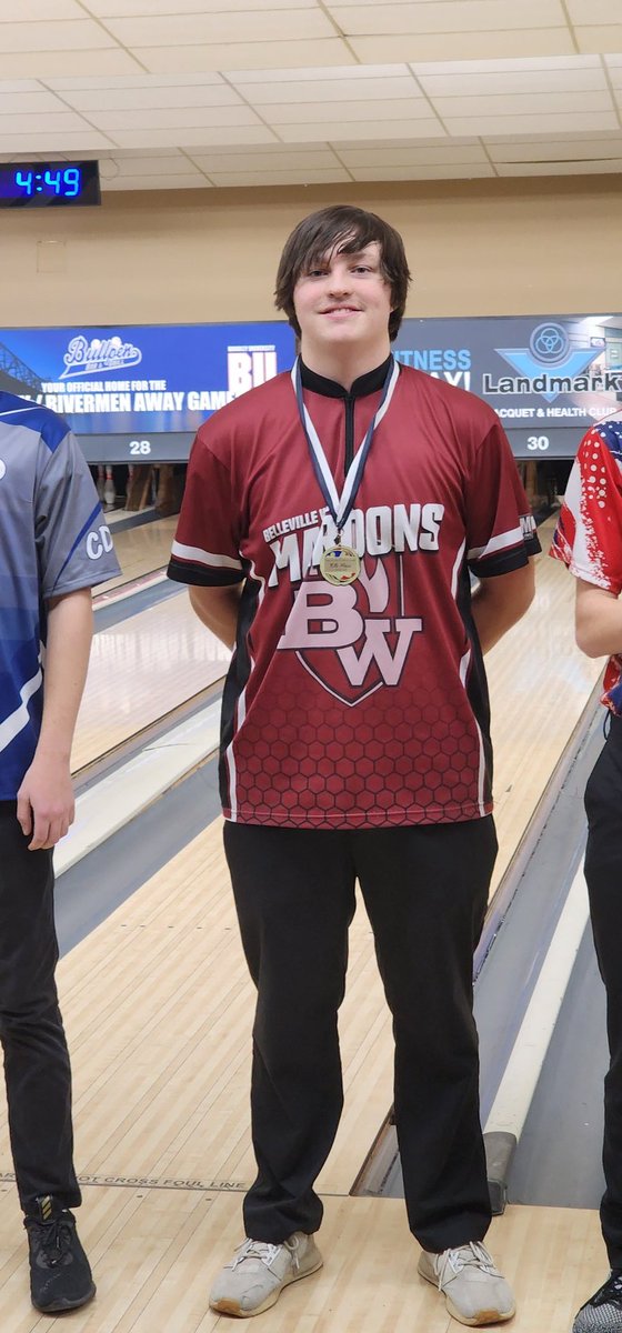 BWestBowling1's tweet photo. Boys finished 2nd overall today at Landmark Lanes in Peoria, missing out on 1st by one pin. We did, however, score some bragging rights, and donuts, in the post-tournament eliminator! Seniors Zak Barganier and Peyton Mercer finished 4th and 10th, respectively for individuals. https://t.co/exl4hOUufj